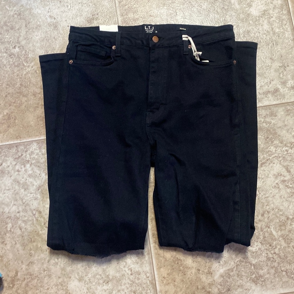 NWT.  Venice Distressed Straight leg